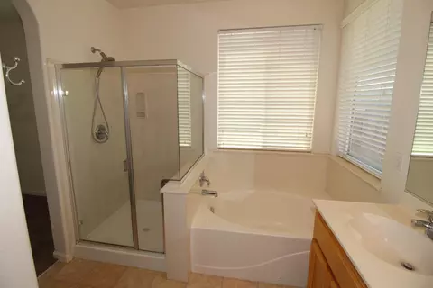 Bath - 1014 Mango, Madera, CA 93637 photo 2 of 3