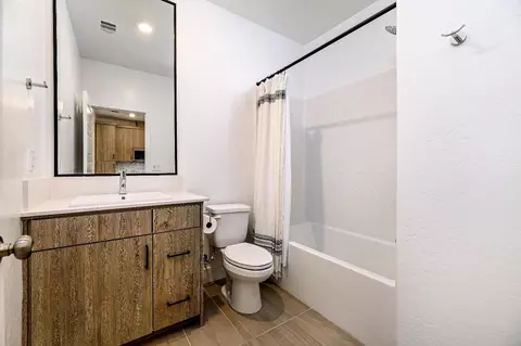 Bath - 484 W Balsam Ln, Clovis, CA 93611 photo 1 of 2