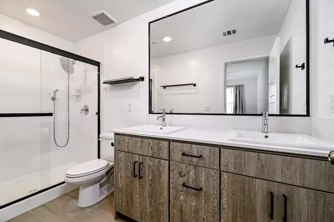 Bath - 484 W Balsam Ln, Clovis, CA 93611 photo 2 of 2