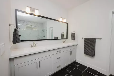 Bath - 4285 Monarch Pl, Madera, CA 93636 photo 2 of 6