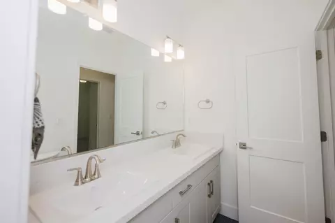 Bath - 4285 Monarch Pl, Madera, CA 93636 photo 5 of 6