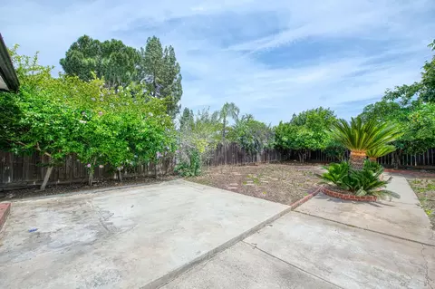Exterior - 1545 Sunnyside Ave, Clovis, CA 93611 photo 6 of 10