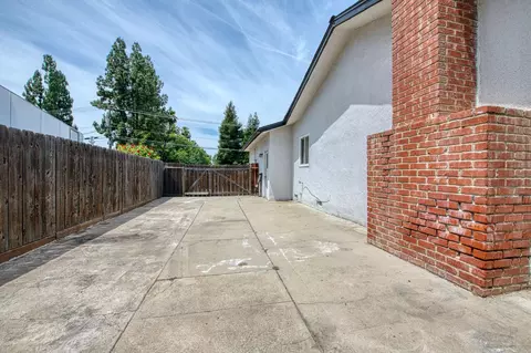 Exterior - 1545 Sunnyside Ave, Clovis, CA 93611 photo 10 of 10