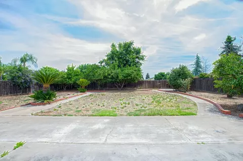 Exterior - 1545 Sunnyside Ave, Clovis, CA 93611 photo 3 of 10