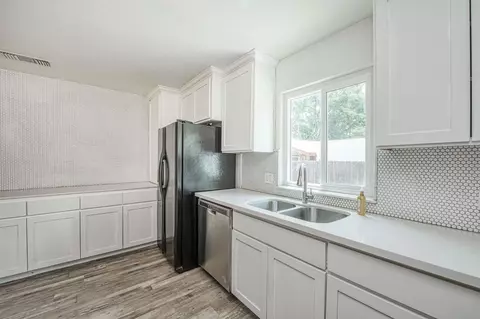 Kitchen - 1545 Sunnyside Ave, Clovis, CA 93611 photo 3 of 4