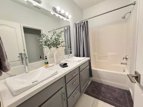 Bath - 618 W Madrid Ln, Clovis, CA 93619 photo 3 of 5