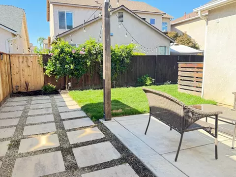 Exterior - 618 W Madrid Ln, Clovis, CA 93619 photo 4 of 6