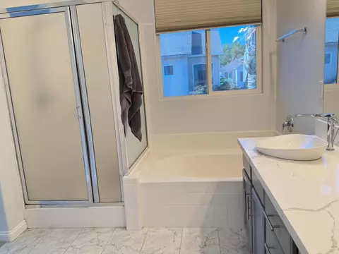 Bath - 618 W Madrid Ln, Clovis, CA 93619 photo 4 of 5