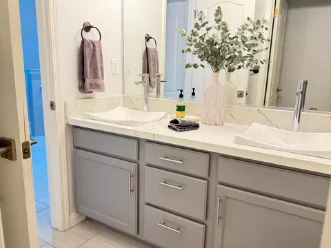 Bath - 618 W Madrid Ln, Clovis, CA 93619 photo 2 of 5