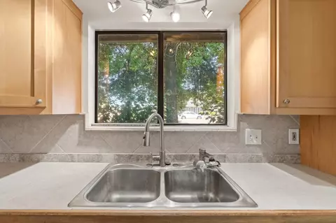 Kitchen - 36358 Orange Grove Ave, Madera, CA 93636 photo 4 of 5