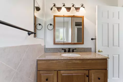 Bath - 36358 Orange Grove Ave, Madera, CA 93636 photo 1 of 4