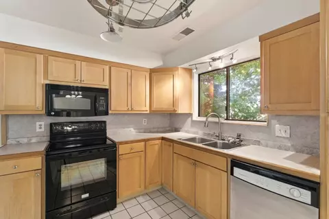 Kitchen - 36358 Orange Grove Ave, Madera, CA 93636 photo 3 of 5