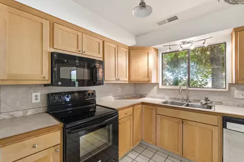 Kitchen - 36358 Orange Grove Ave, Madera, CA 93636 photo 2 of 5