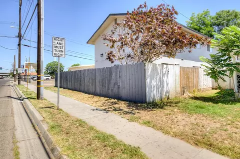 Exterior - 446 N Maple Ave, Fresno, CA 93702 photo 2 of 6