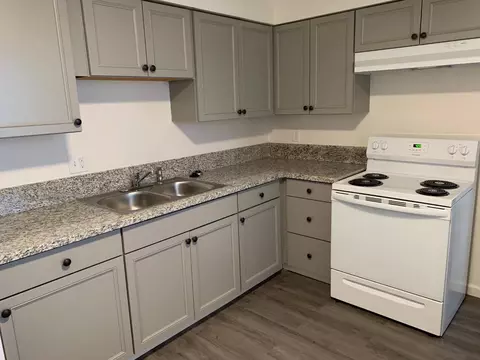 Kitchen - 446 N Maple Ave, Fresno, CA 93702 photo 3 of 4