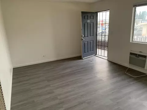 Living - 446 N Maple Ave, Fresno, CA 93702 photo 6 of 7