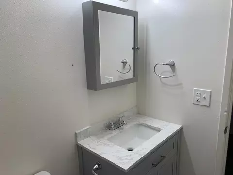 Bath - 446 N Maple Ave, Fresno, CA 93702 photo 2 of 11