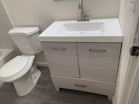 Bath - 446 N Maple Ave, Fresno, CA 93702 photo 4 of 11