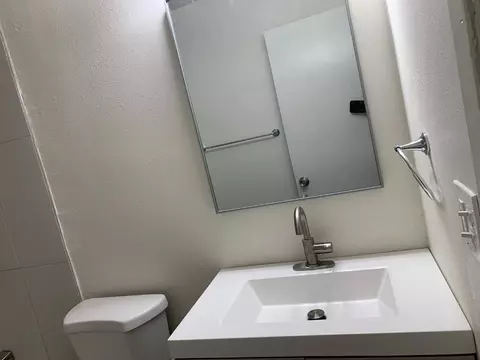 Bath - 446 N Maple Ave, Fresno, CA 93702 photo 5 of 11