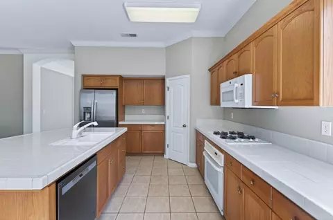Kitchen - 2644 Bellaire Ave, Clovis, CA 93611 photo 2 of 4