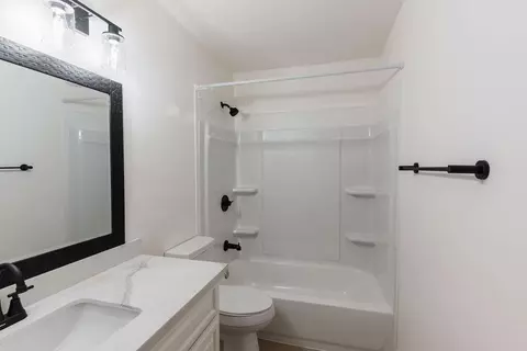 Bath - 974 W Fairmont, Clovis, CA 93612 photo 3 of 6