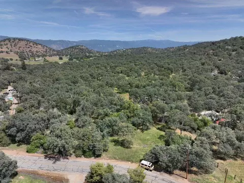 144 Sage Ln, Yokuts Valley, CA 93675
