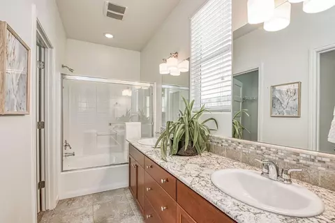 Bath - 3530 Luminary Way, Clovis, CA 93619 photo 2 of 2