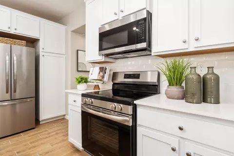 Kitchen - 1531 Woodhill Ln, Clovis, CA 93619 photo 2 of 7