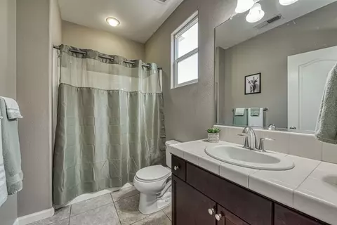 Bath - 3352 Monterosa Ln, Clovis, CA 93619 photo 2 of 3