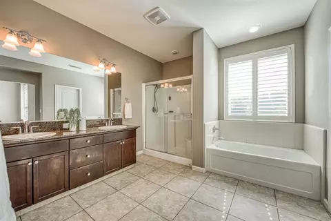 Bath - 3352 Monterosa Ln, Clovis, CA 93619 photo 3 of 3
