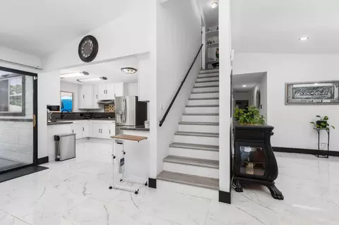 Entry Way - 1852 N Hollywood Dr, Reedley, CA 93654 photo 4 of 5