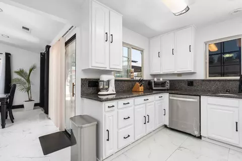 Kitchen - 1852 N Hollywood Dr, Reedley, CA 93654 photo 5 of 6