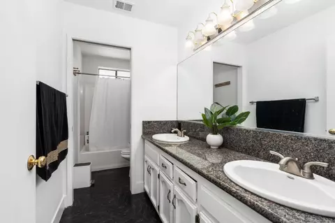 Bath - 1852 N Hollywood Dr, Reedley, CA 93654 photo 1 of 2