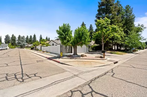 Exterior - 1852 N Hollywood Dr, Reedley, CA 93654 photo 2 of 6