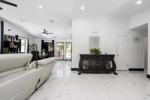 Entry Way - 1852 N Hollywood Dr, Reedley, CA 93654 photo 2 of 5