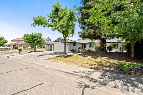 Exterior - 1852 N Hollywood Dr, Reedley, CA 93654 photo 3 of 6