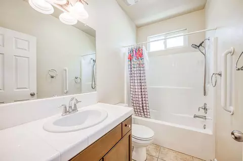 Bath - 4122 Heritage Ave, Clovis, CA 93619 photo 1 of 2