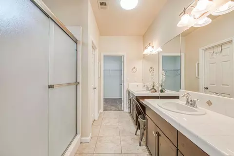 Bath - 4122 Heritage Ave, Clovis, CA 93619 photo 2 of 2
