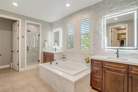 Bath - 3770 Serena Ave, Clovis, CA 93619 photo 1 of 4