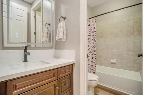 Bath - 3770 Serena Ave, Clovis, CA 93619 photo 2 of 4