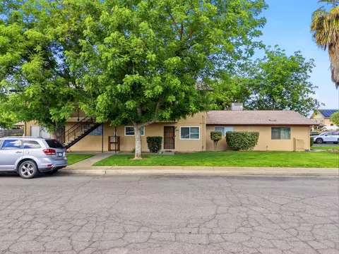 Exterior - 551 E 11th St, Hanford, CA 93230 photo 5 of 6