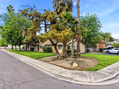 551 E 11th St, Hanford, CA 93230