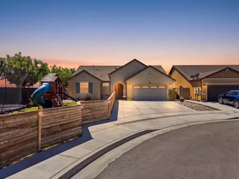 1383 E Donnybrook Pl, Hanford, CA 93230