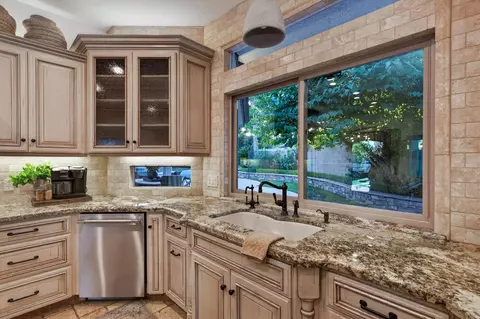 Kitchen - 601 Decatur Ave, Clovis, CA 93611 photo 4 of 5