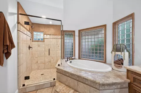 Bath - 601 Decatur Ave, Clovis, CA 93611 photo 2 of 5