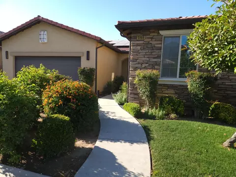 5989 E Via San Loppia Dr, Fresno, CA 93727