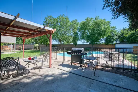 Exterior - 802 N Stanford Ave, Clovis, CA 93611 photo 4 of 15