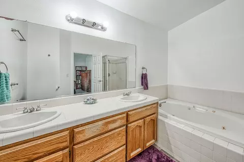 Bath - 802 N Stanford Ave, Clovis, CA 93611 photo 3 of 4