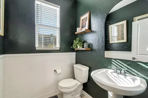 Bath - 367 Talus Way S, Madera, CA 93636 photo 1 of 4