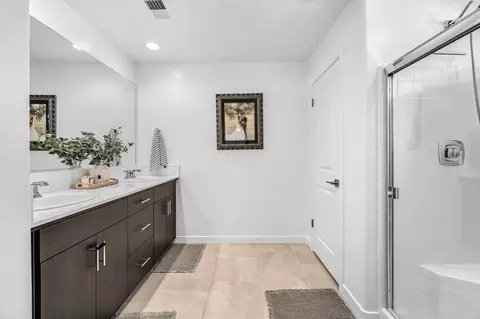 Bath - 367 Talus Way S, Madera, CA 93636 photo 3 of 4